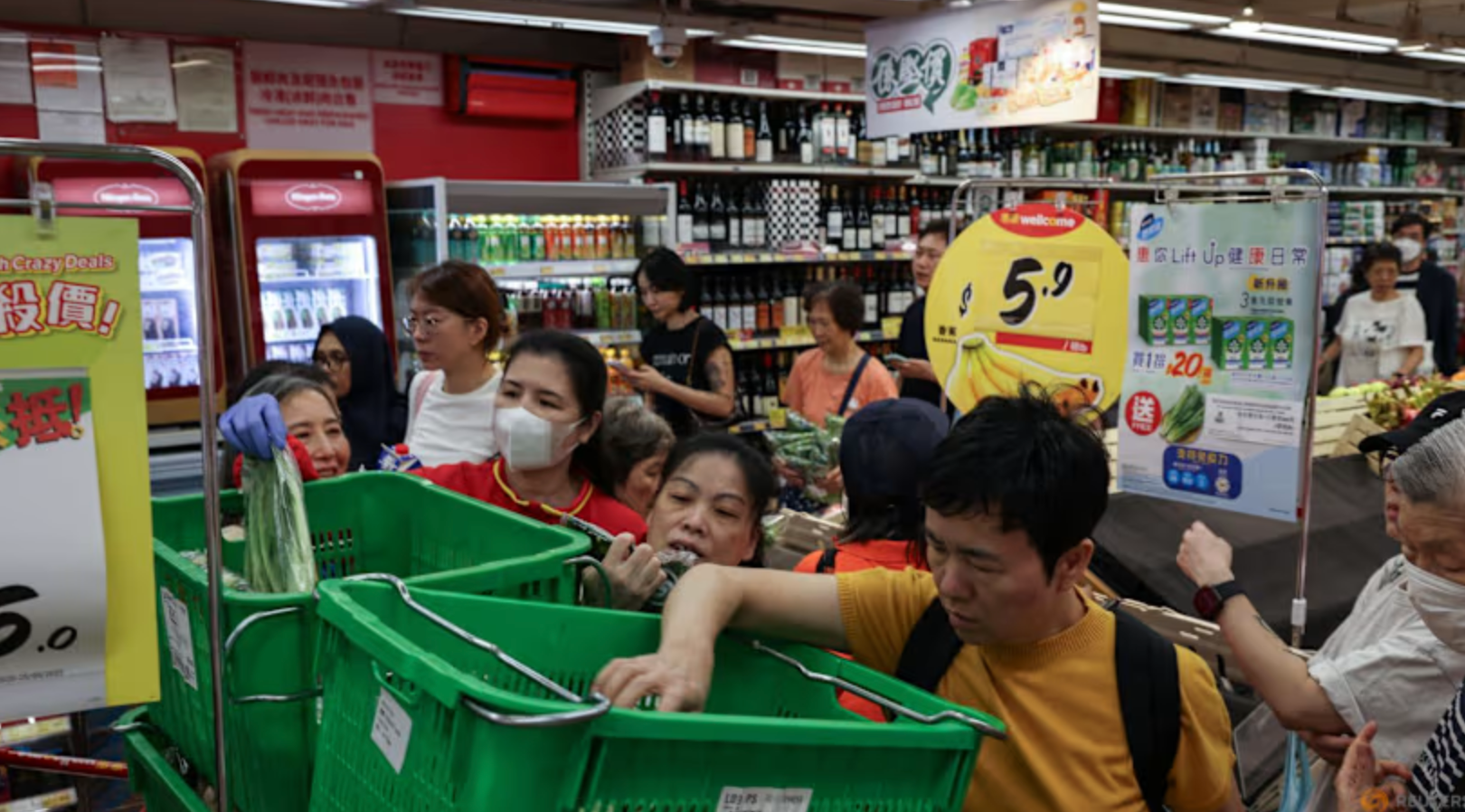 Người dân tích trữ nhu yếu phẩm trước khi bão Ragasa đổ bộ. (Ảnh: Getty)