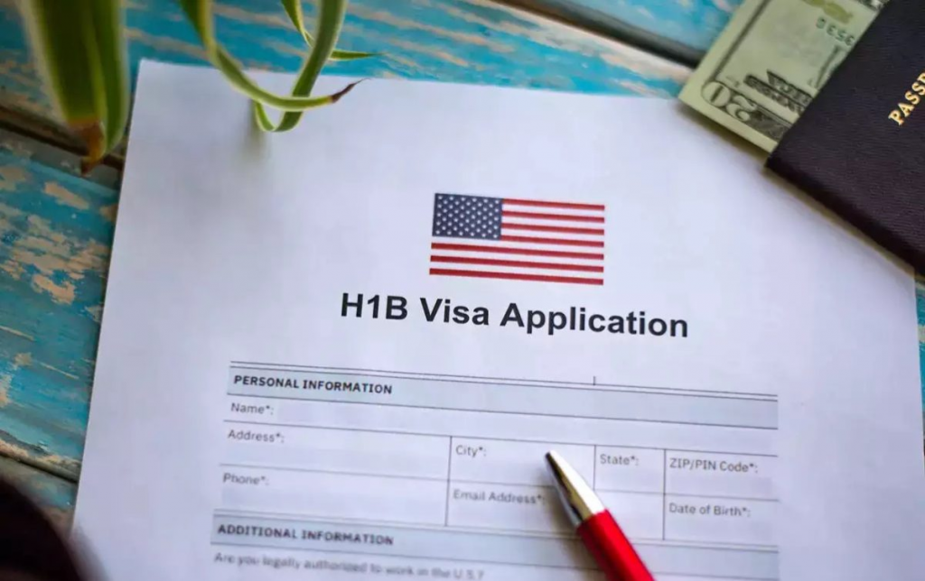 Chính sách thu phí Visa H-1B của ông Trump gây nhiều tranh cãi.