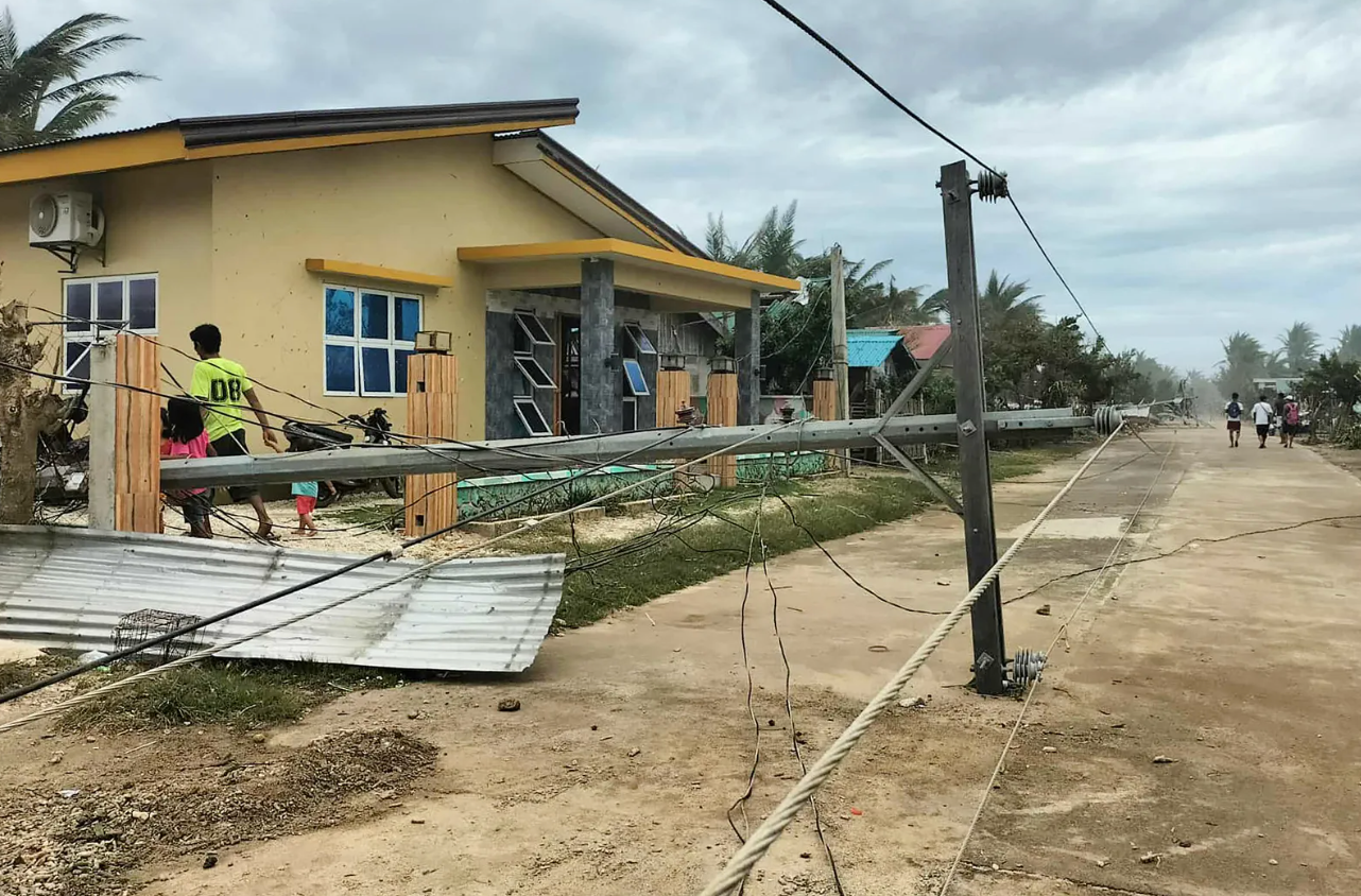 Cơn bão cũng để lại nhiều thiệt hại tại Philippines khi đổ bộ vào đảo Calayan hôm 22/9, buộc hàng ngàn người phải sơ tán. Bão quật đổ cây cối, làm tốc mái nhiều tòa nhà và khiến ít nhất 3 người thiệt mạng khi đổ bộ vào miền bắc Philippines.