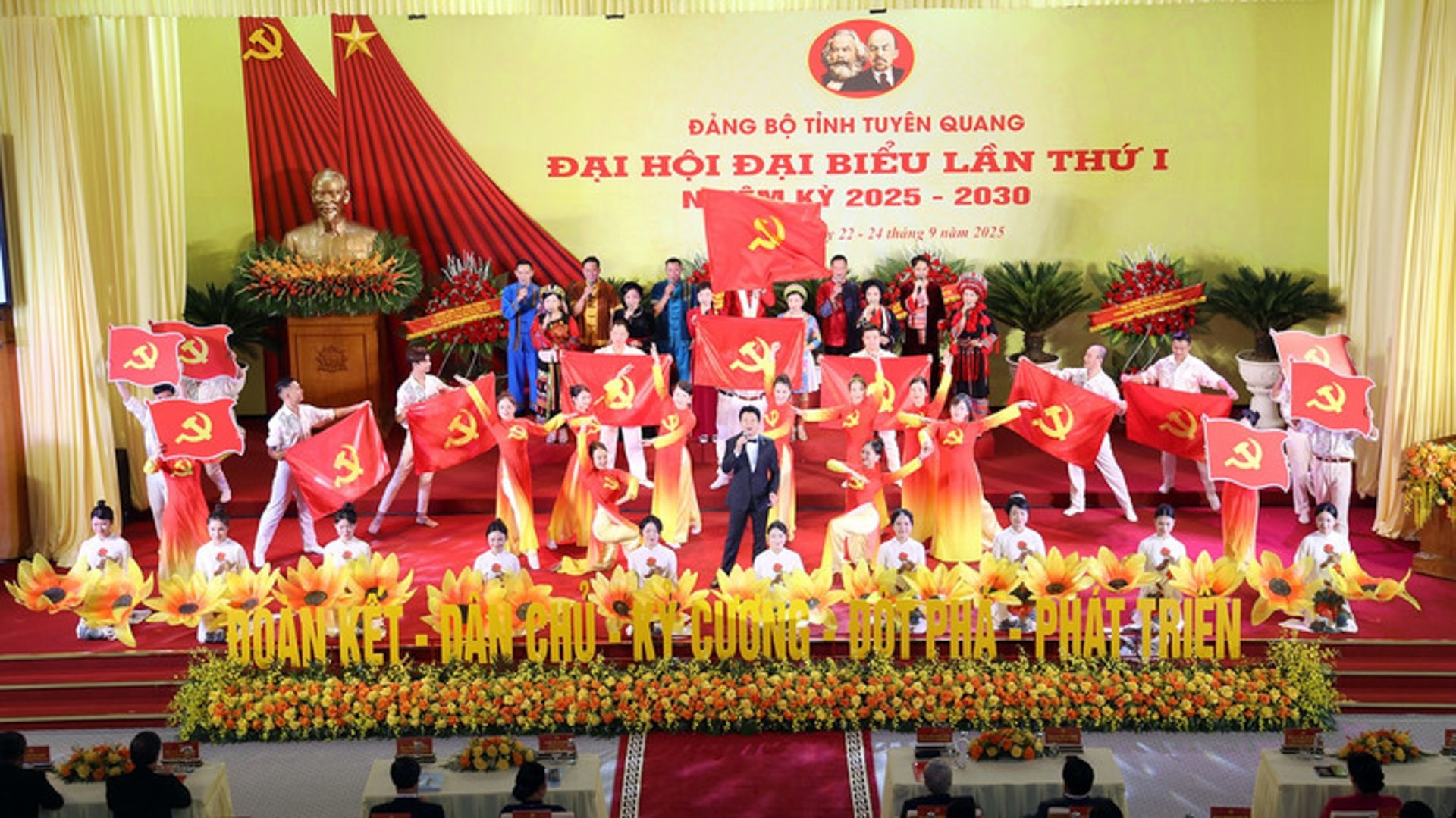 Chương trình văn nghệ chào mừng Đại hội. (Ảnh: Trung tâm báo chí Đại hội)