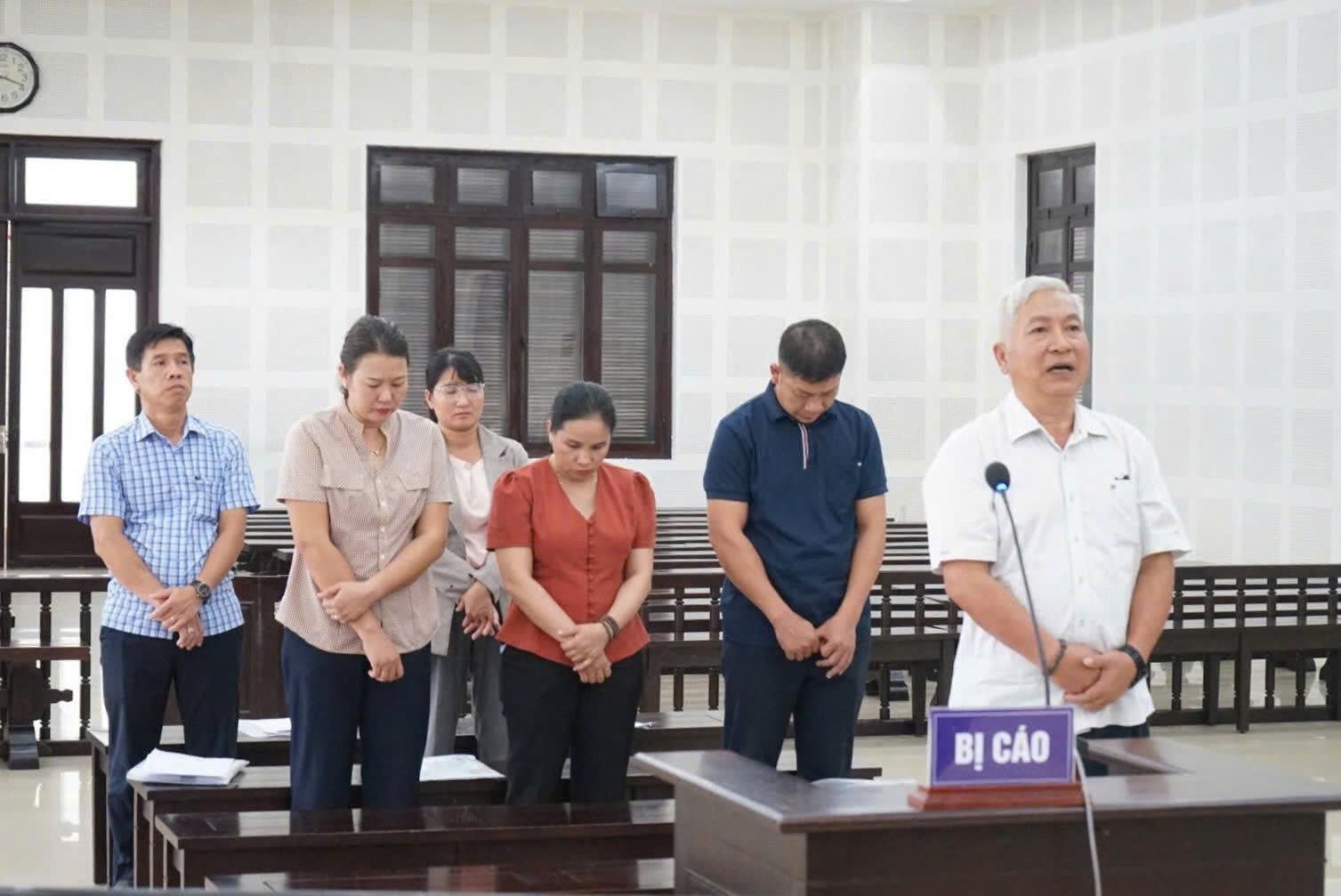 Các bị cáo tại phiên tòa sơ thẩm. (Ảnh: Đ.N)