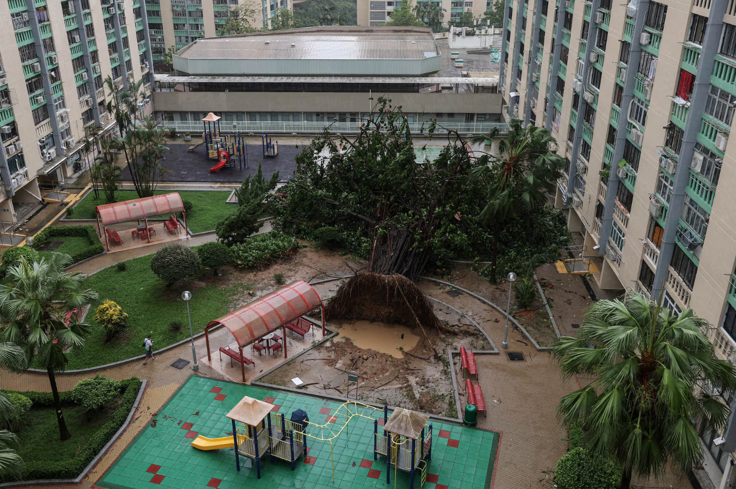 Hiện tại, Hong Kong đã giảm mức độ cảnh báo bão xuống cấp độ 3 sau một ngày duy trì ở mức 10 - mức cảnh báo bão cao nhất. Tuy nhiên, một số trường học vẫn đang phải đóng cửa khi Ragasa di chuyển ra xa và suy yếu thành bão nhiệt đới. (Ảnh: Reuters)