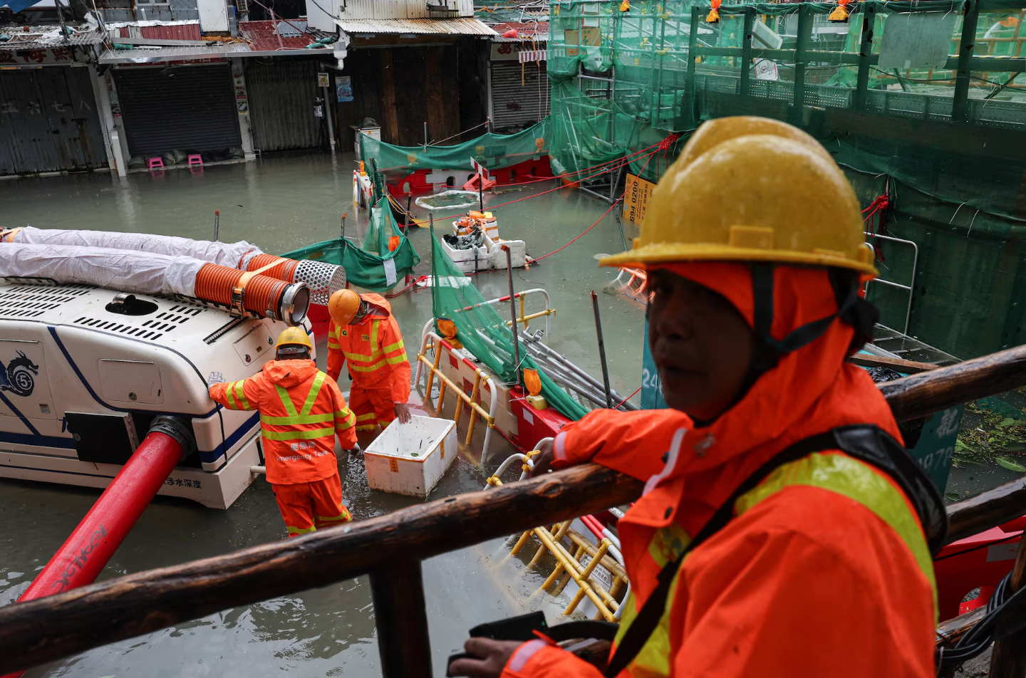 Những con sóng lớn cũng ập vào khu vực bờ biển phía đông và phía nam của Hong Kong gây ra tình trạng lũ lụt trên diện rộng, nhấn chìm một số con đường và nhà ở. Lực lượng cứu hộ đang khẩn trương sửa chữa những con đường bị sập, dọn sạch hơn 1.000 cây đổ và ứng phó với khoảng 85 trường hợp lũ lụt. (Ảnh: Reuters)