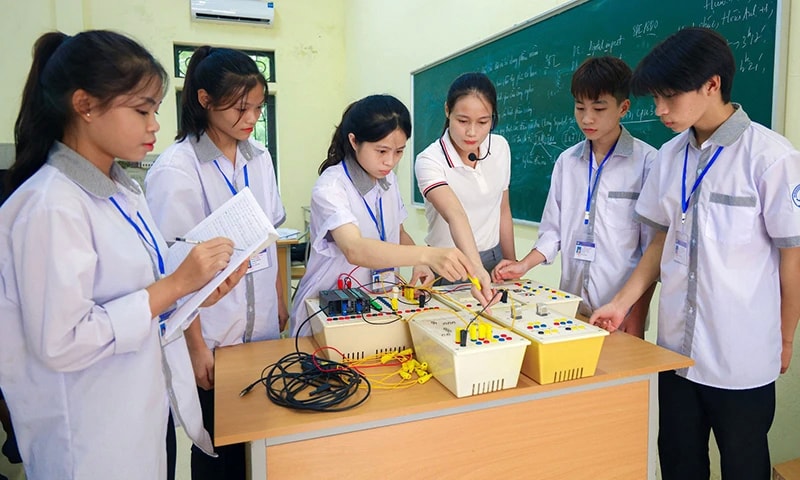 Giáo viên Trung tâm Giáo dục nghề nghiệp - Giáo dục thường xuyên Yên Lạc (tỉnh Phú Thọ) hướng dẫn học sinh thực hành kỹ năng nghề.