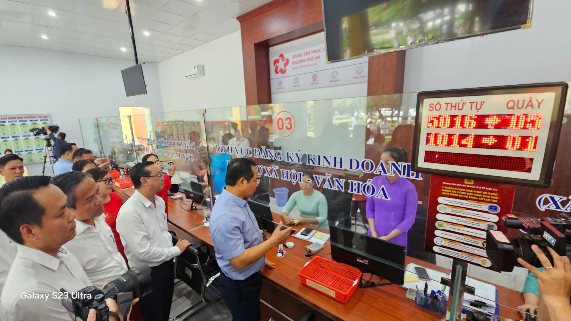 Chủ tịch UBND TP.HCM thăm hỏi các cán bộ tại Trung tâm phục vụ hành chính công phường Phú An đầu tháng 7.