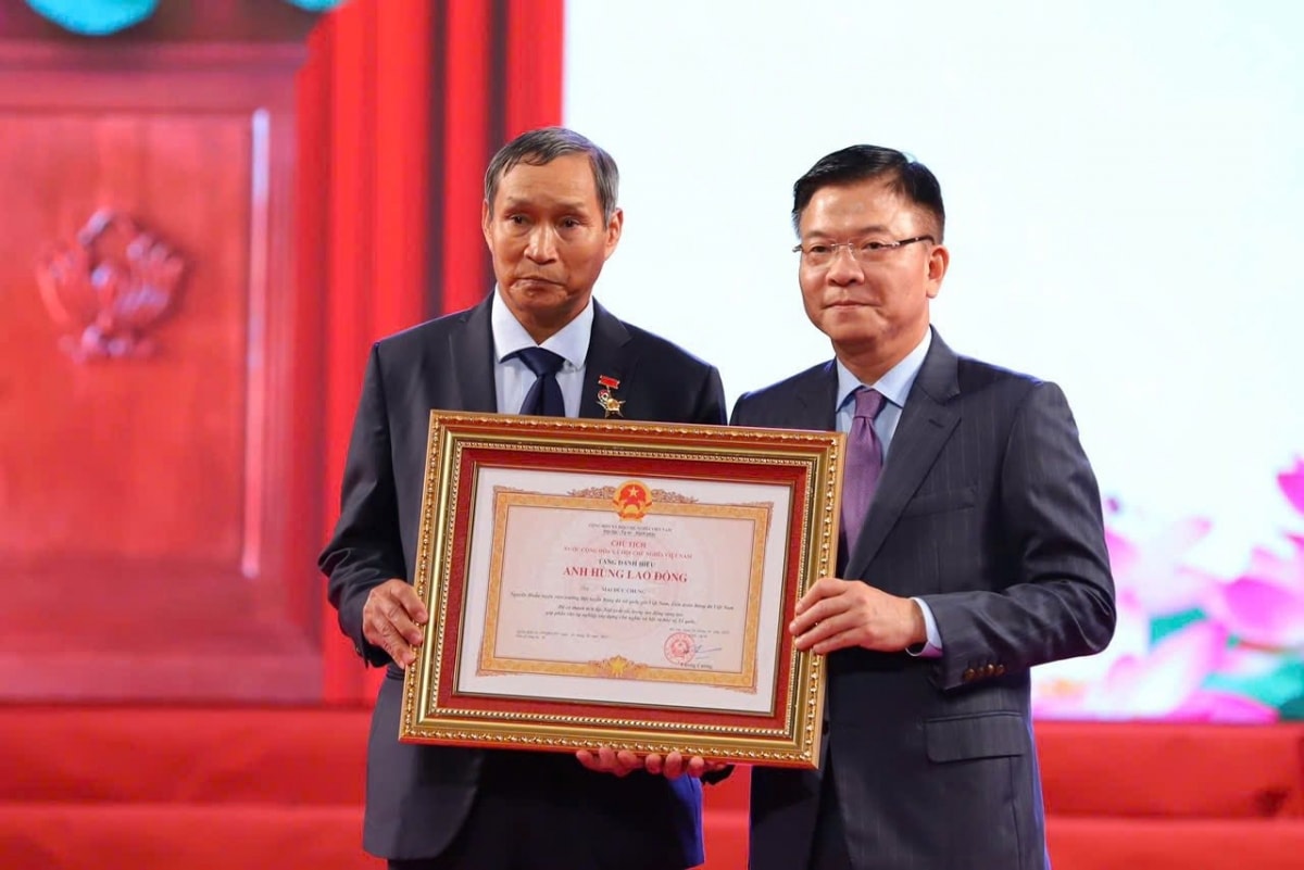 hlv mai Duc chung duoc trao danh hieu anh hung lao dong hinh anh 1