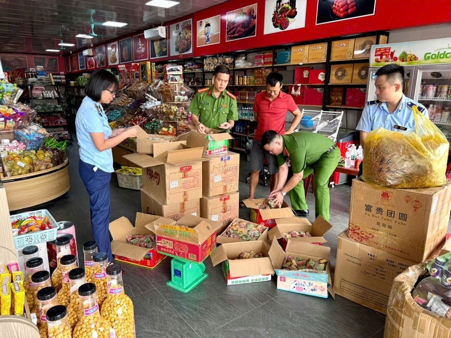 bac ninh phat hien so luong lon banh trung thu nhap lau hinh anh 1