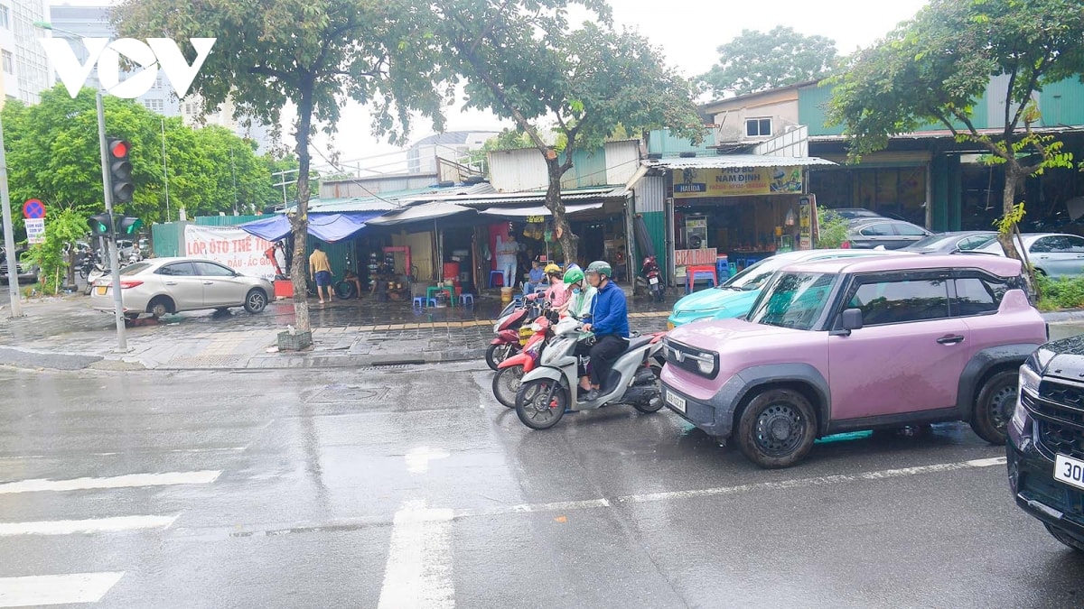 hinh anh bat ngo tren duong pho co lap camera ai xu phat nguoi tai ha noi hinh anh 3