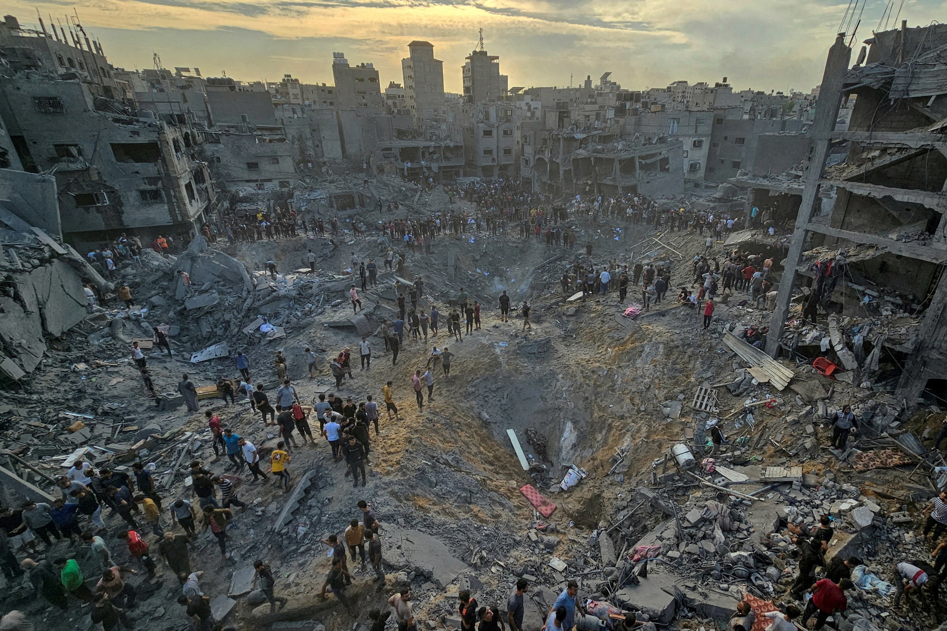 Người dân Palestine tìm kiếm người thương vong tại một địa điểm bị không kích, tháng 10/2023. (Ảnh: Reuters)