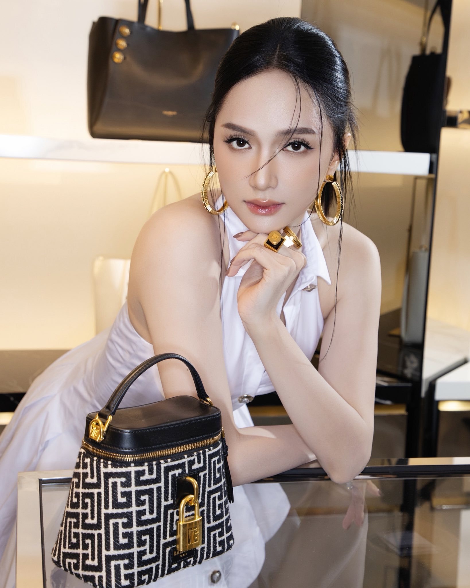 Hương Giang là người đẹp chuyển giới châu Á đầu tiên bước vào sân chơi nhan sắc lớn nhất hành tinh. Nói về lý do chọn Hương Giang, đại diện Miss Universe Vietnam cho biết: “Hương Giang là gương mặt có sức ảnh hưởng, luôn thử thách bản thân và tỏa sáng bằng nội lực mạnh mẽ – hình ảnh tiêu biểu của người phụ nữ Việt Nam hiện đại”.