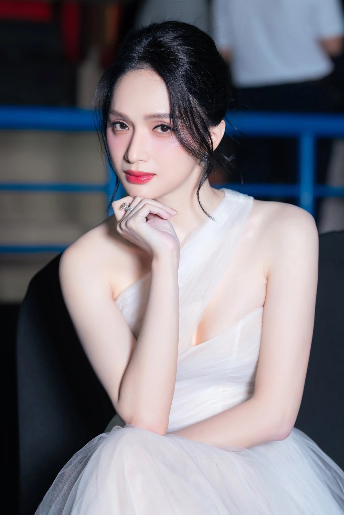 Trước những ý kiến trái chiều, Hương Giang khẳng định Miss Universe không phải là câu chuyện về giới tính mà là nơi tôn vinh phụ nữ với mọi hoàn cảnh: “Một người xuất phát điểm như tôi có thể một ngày đứng trên sân khấu Miss Universe, để toả sáng trước hàng tỷ người trên toàn thế giới, các bạn cũng có thể. Đó không phải câu chuyện về giới tính, đó là câu chuyện về con người, về niềm tin. Tin rằng chúng ta chỉ cần nỗ lực, một ngày chúng ta có thể thay đổi cuộc đời của chính mình