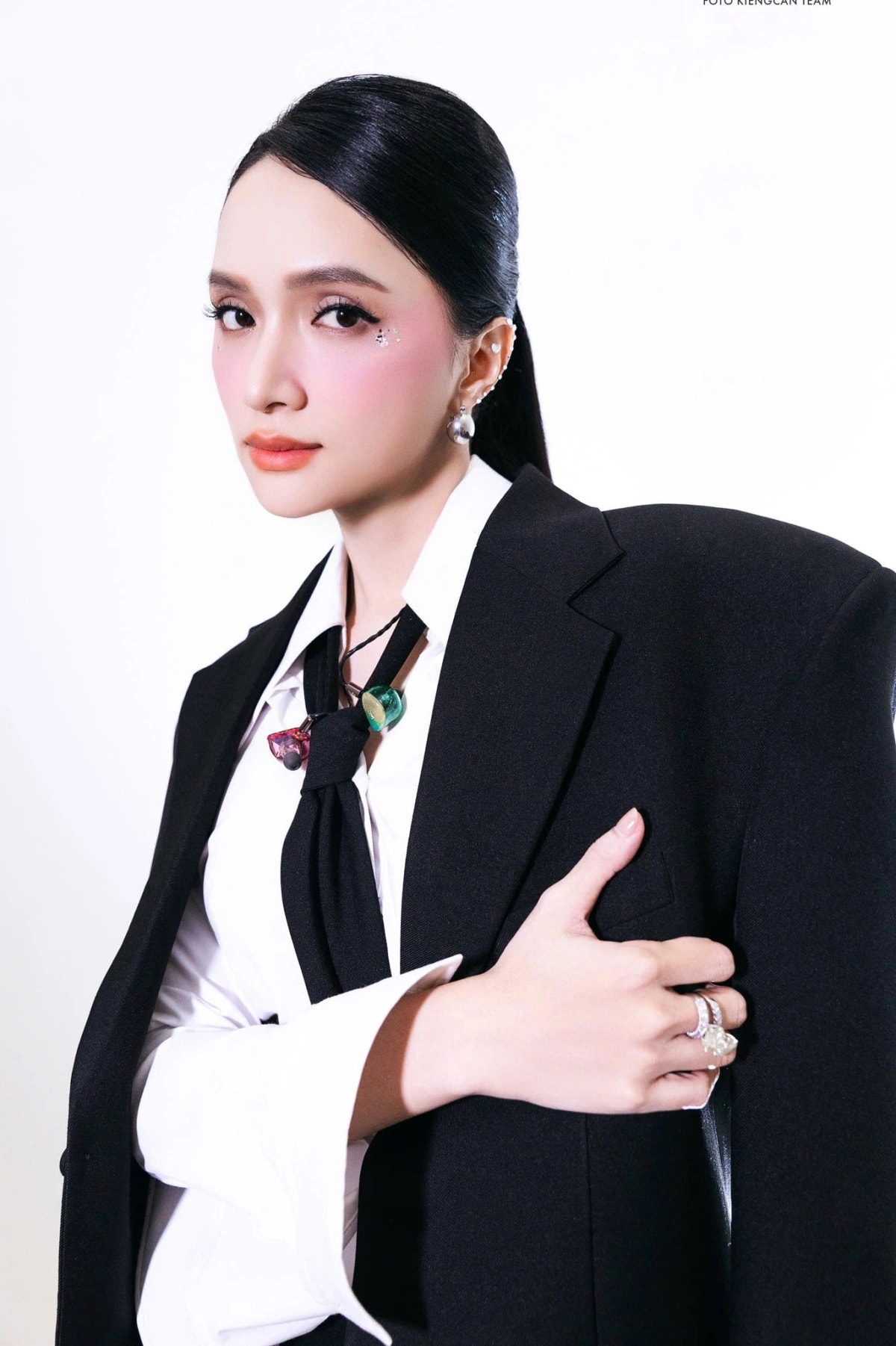 Thông tin Hương Giang dự thi Miss Universe nhận được sự ủng hộ lẫn tranh luận. Một số khán giả ngỡ ngàng bởi đây là lần đầu tiên Việt Nam cử thí sinh chuyển giới tham gia, trong khi nhiều fan sắc đẹp kỳ vọng cô sẽ lập thành tích mới, nối tiếp dấu ấn top 5 của H’Hen Niê năm 2018.