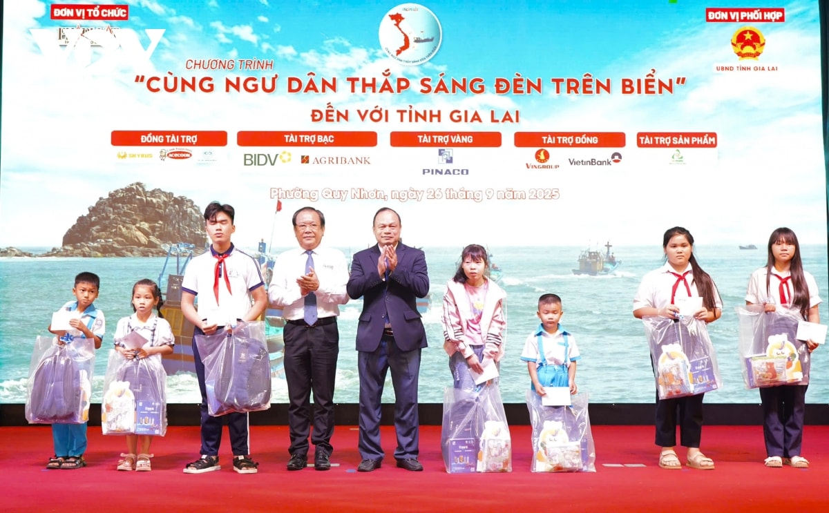 gia lai lan toa tu chuong trinh cung ngu dan thap sang den tren bien hinh anh 1