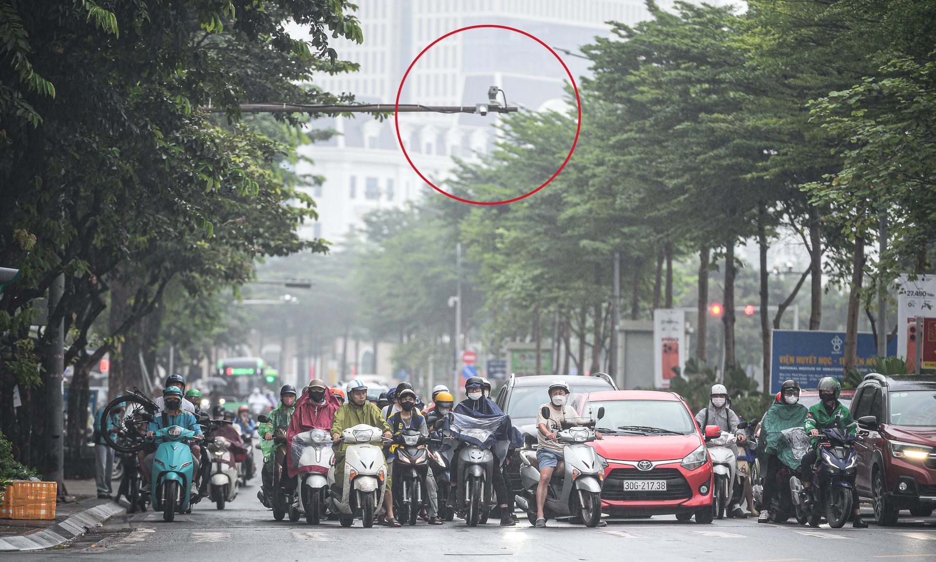 Camera AI thí điểm trên phố Phạm Văn Bạch, Hà Nội.
