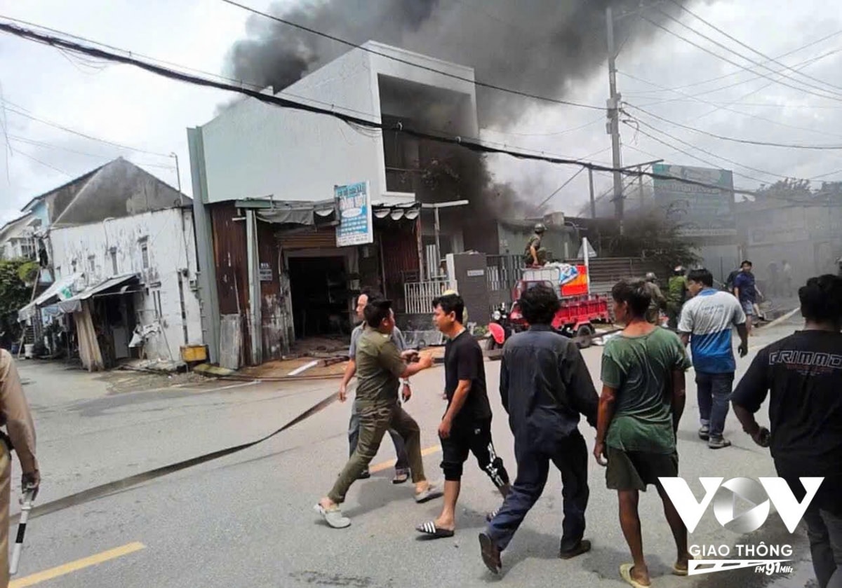 pv vov giao thong bi can tro, cong tay khi tac nghiep o hien truong vu chay hinh anh 1