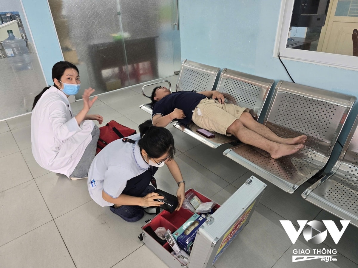 pv vov giao thong bi can tro, cong tay khi tac nghiep o hien truong vu chay hinh anh 2