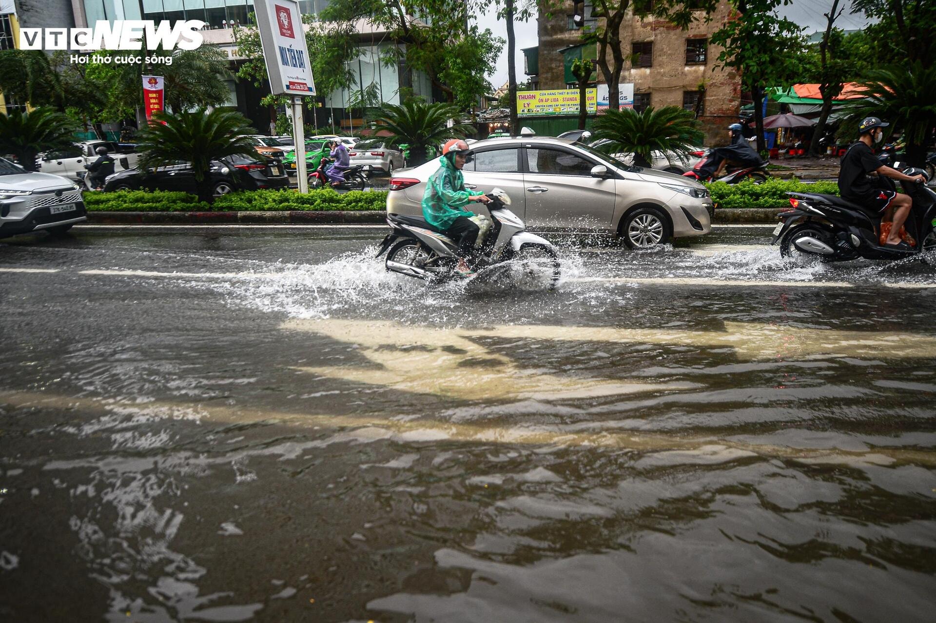 Nghệ An mưa lớn, nhiều tuyến đường ngập cục bộ trước bão số 10 - 9