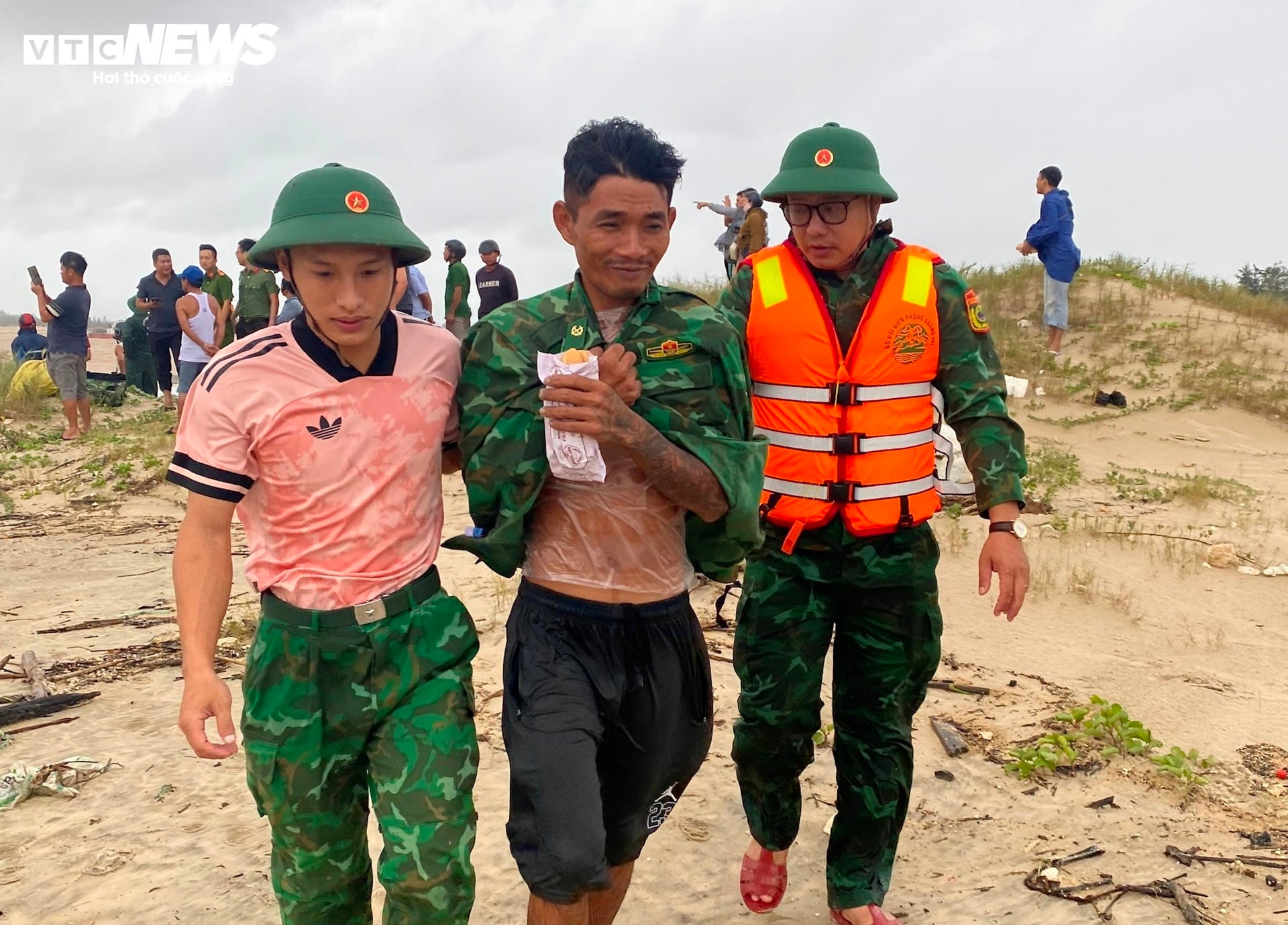 9 trong tổng số 11 thuyền viên trên 2 tàu cá gặp nạn được cứu sống đưa vào bờ an toàn.