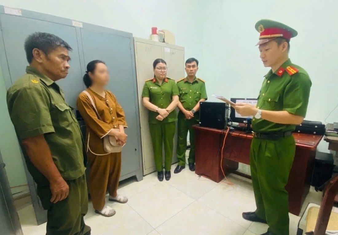 Cơ quan CSĐT Công an tỉnh Đồng Nai đọc lệnh bắt Lê Ngọc Phương. (Ảnh: CA Đồng Nai)