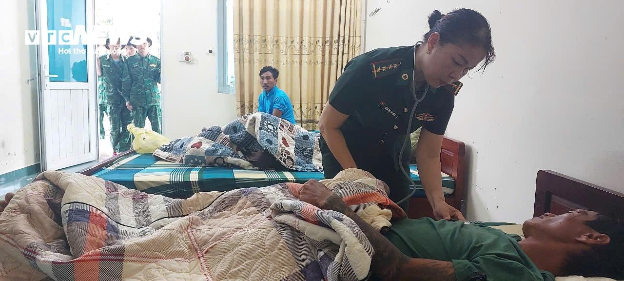 Những thuyền viên bị thương được cán bộ Quân y Bộ đội Biên phòng Quảng Trị chăm sóc, cứu chữa.