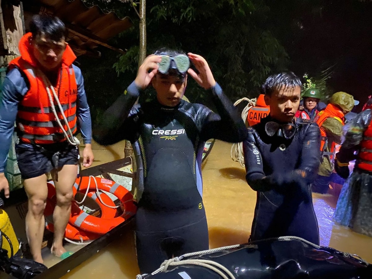 hue hai vo chong di ra ben xe ve que, nguoi vo nga va bi nuoc cuon mat tich hinh anh 2