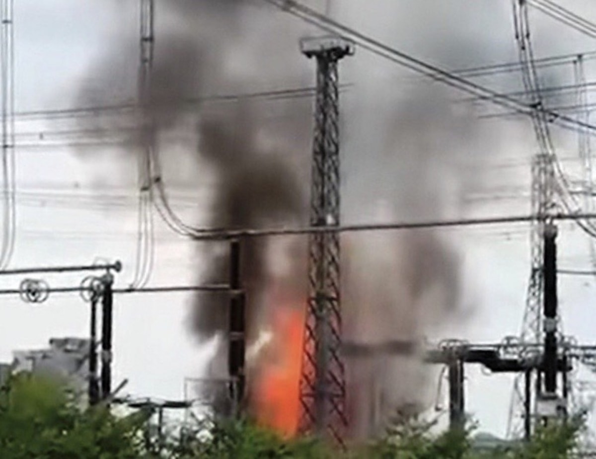 chay lon tai tram bien ap 500kv o ninh binh, cot khoi boc cao hang chuc met hinh anh 1
