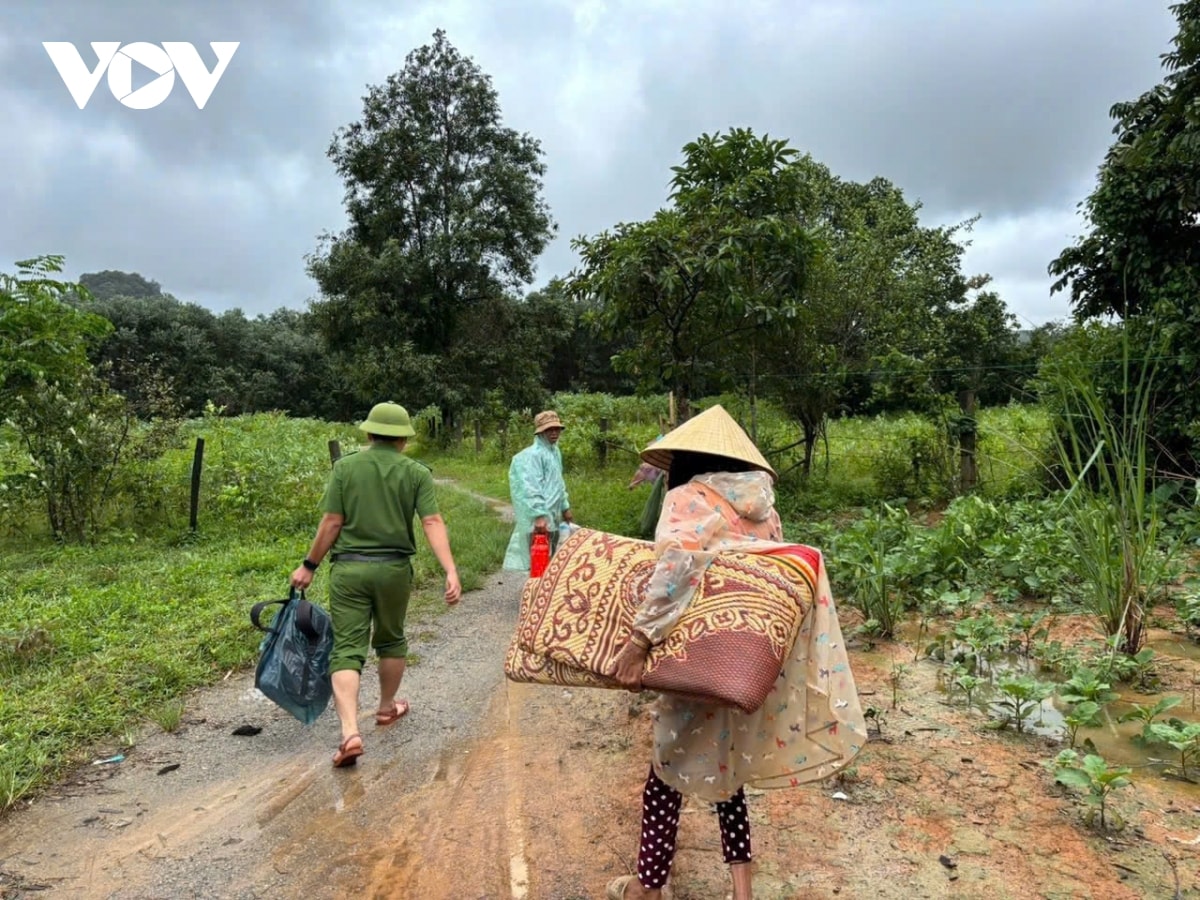 bao so 10 bualoi quet qua quang tri, nhieu nha toc mai, sat lo nghiem trong hinh anh 86