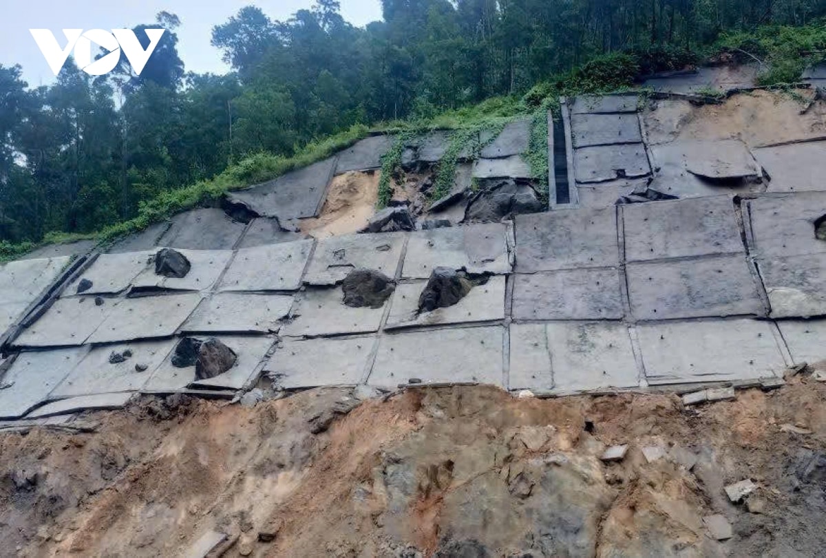 bao so 10 bualoi quet qua quang tri, nhieu nha toc mai, sat lo nghiem trong hinh anh 104