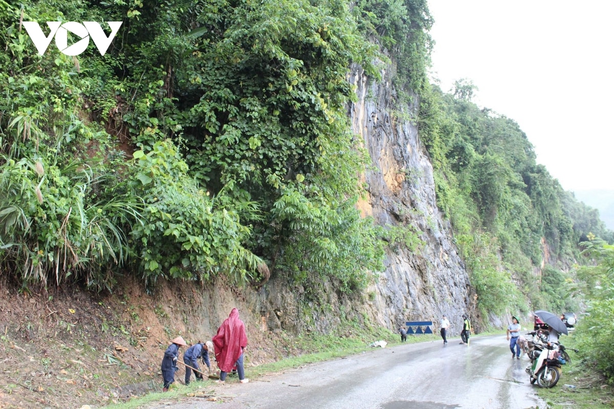 bao so 10 bualoi quet qua quang tri, nhieu nha toc mai, sat lo nghiem trong hinh anh 26