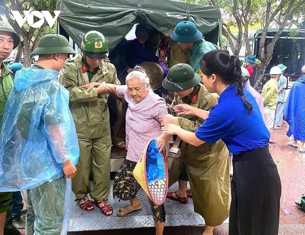 bao so 10 bualoi quet qua quang tri, nhieu nha toc mai, sat lo nghiem trong hinh anh 102