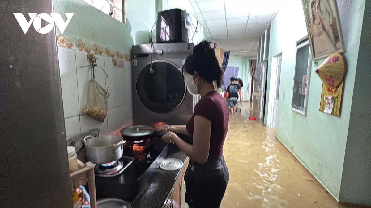 bao so 10 bualoi quet qua quang tri, nhieu nha toc mai, sat lo nghiem trong hinh anh 24