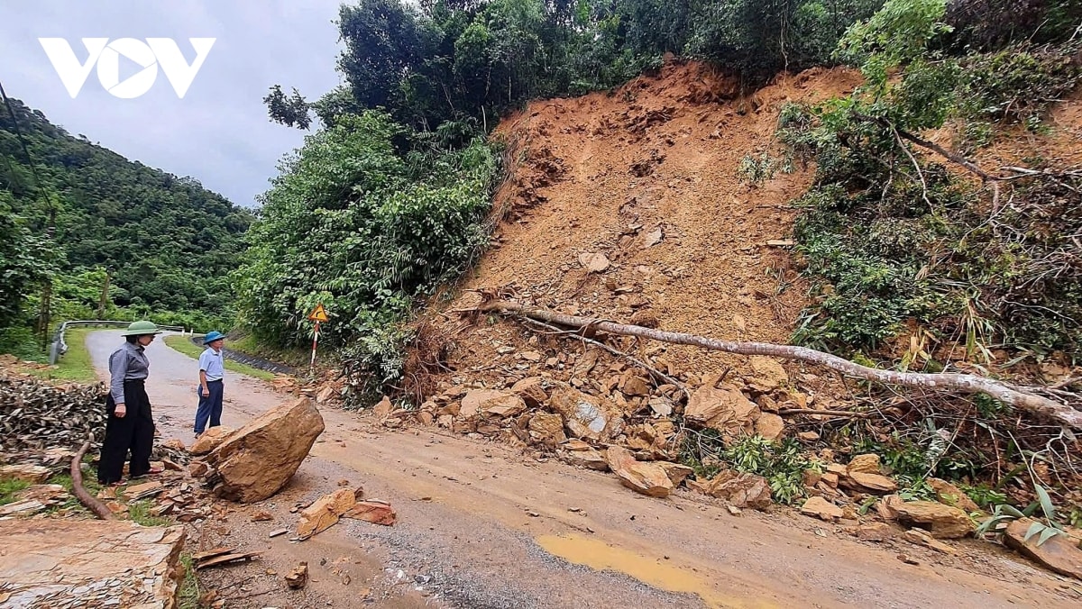 bao so 10 bualoi quet qua quang tri, nhieu nha toc mai, sat lo nghiem trong hinh anh 2