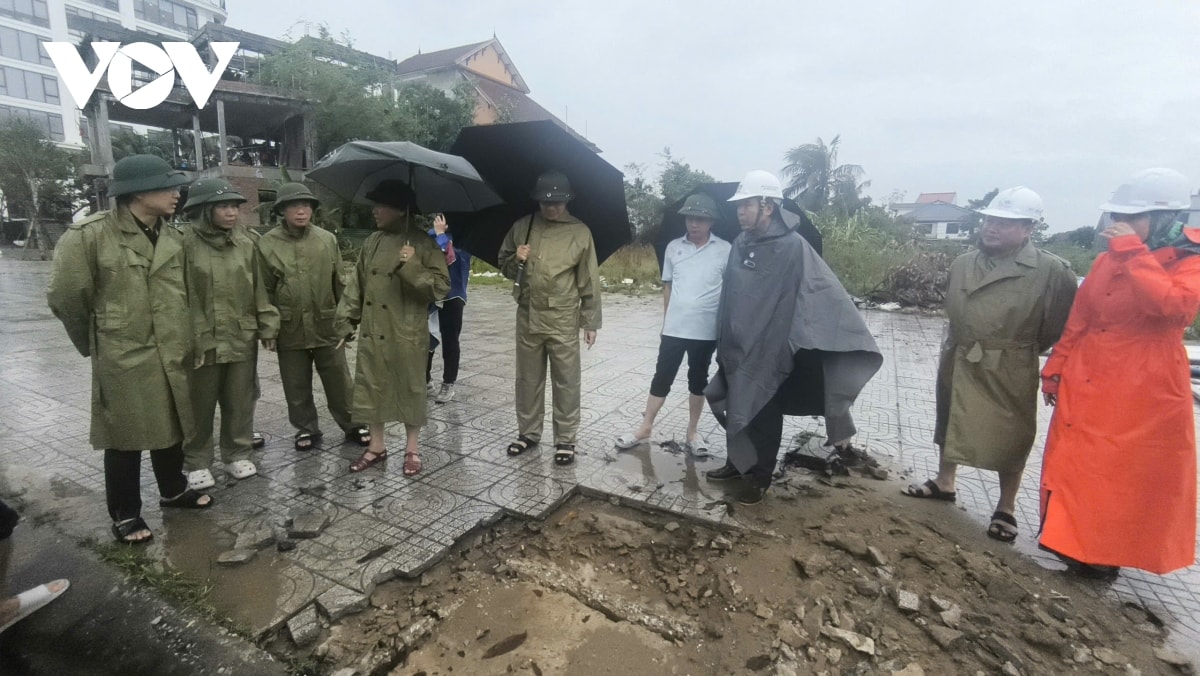 mien trung gap rut so tan dan, bao ve tau thuyen truoc bao so 10 hinh anh 5