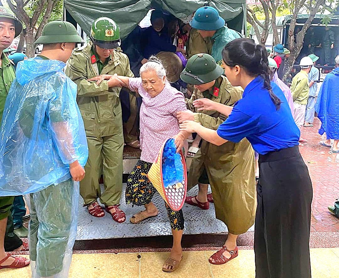 Lực lượng chức năng phường Cửa Lò sơ tán dân đến nơi tránh bão an toàn.