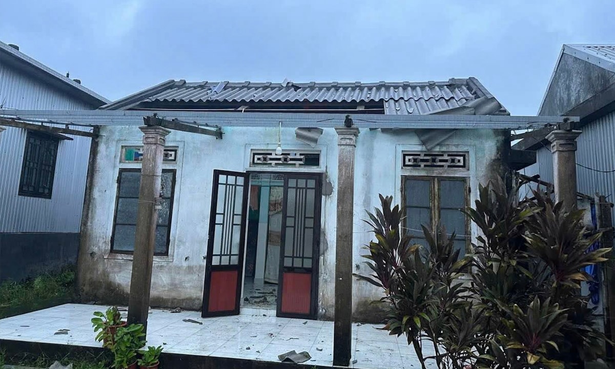 Hơn 70 ngôi nhà ở xã Quảng Điền (TP Huế) bị tốc mái, thiệt hại sau trận lốc xoáy do ảnh hưởng của bão số 10.