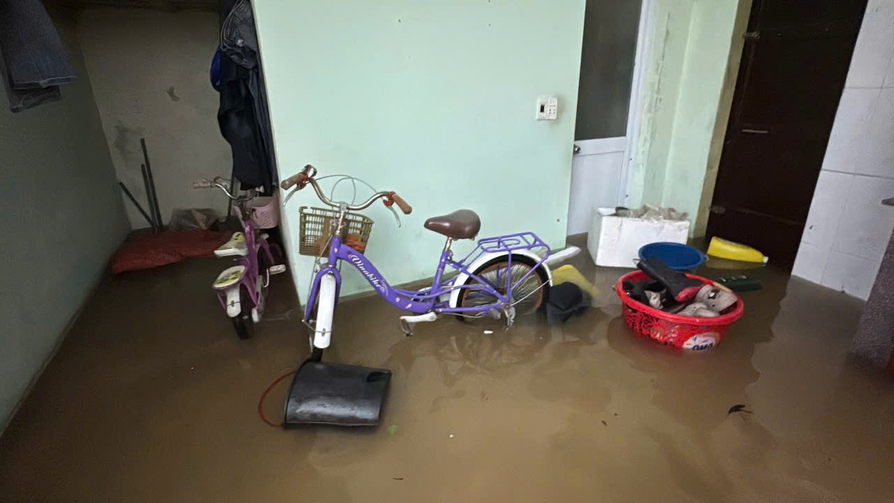Nhà dân ở Quảng Trị bị ngập trong bão Bualoi.
