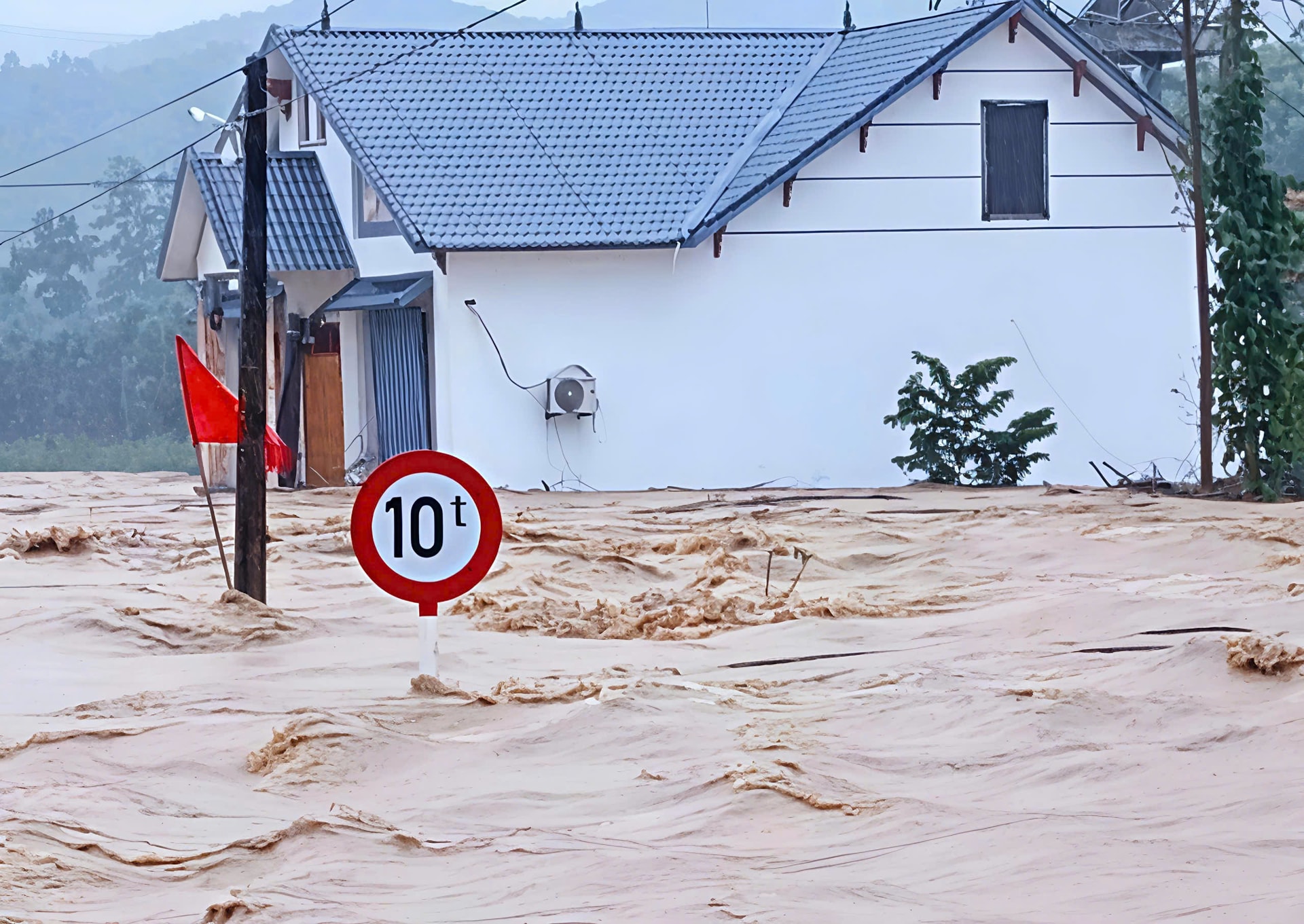 Một nhà dân ở xã Vân Sơn ngập sâu.