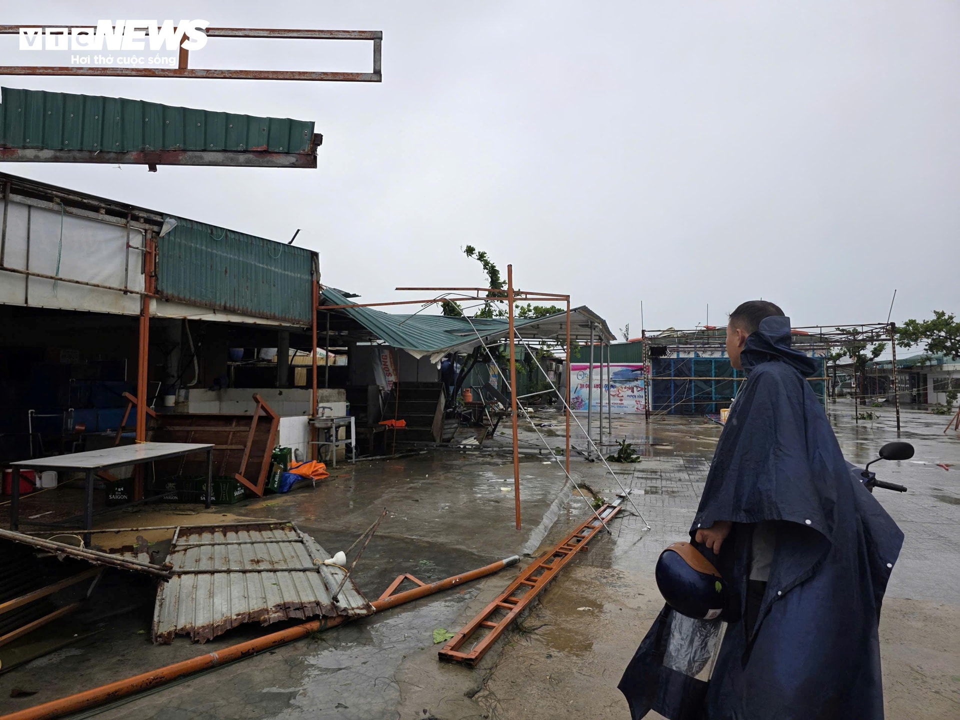 Anh Đô Na bàng hoàng trước cảnh cơ ngơi của hai vợ chồng tan hoang.