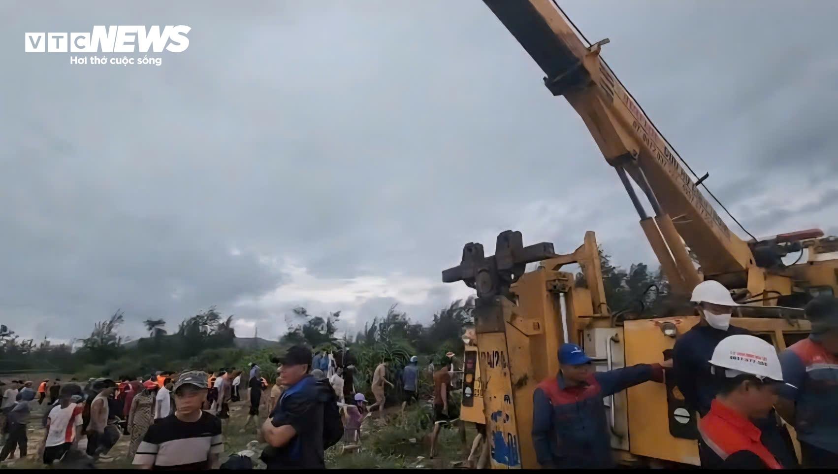 Chiếc xe cẩu cỡ lớn cũng được điều đến khu vực bờ biển thôn Thanh Hải để tham gia gỗ trợ trục vớt tàu cá BV 92756 TS.