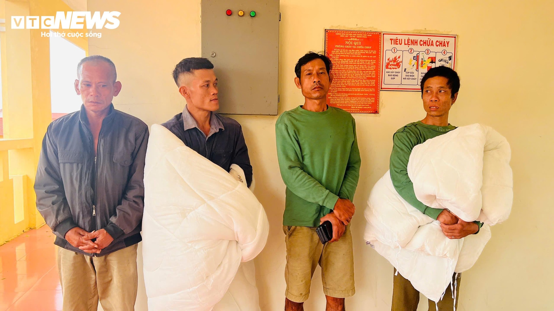 Cả 4 người may mắn sống sót vẫn chưa hết bàng hoàng khi nhắc về thời khắc sinh tử đêm 28/9. (Ảnh: Nguyên Linh)