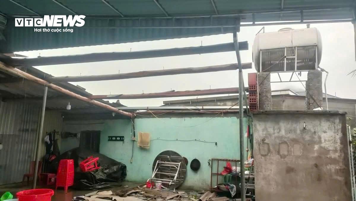 Một ngôi nhà ở Kỳ Khang bị gió bão giật phăng mái. (Ảnh: K.A)