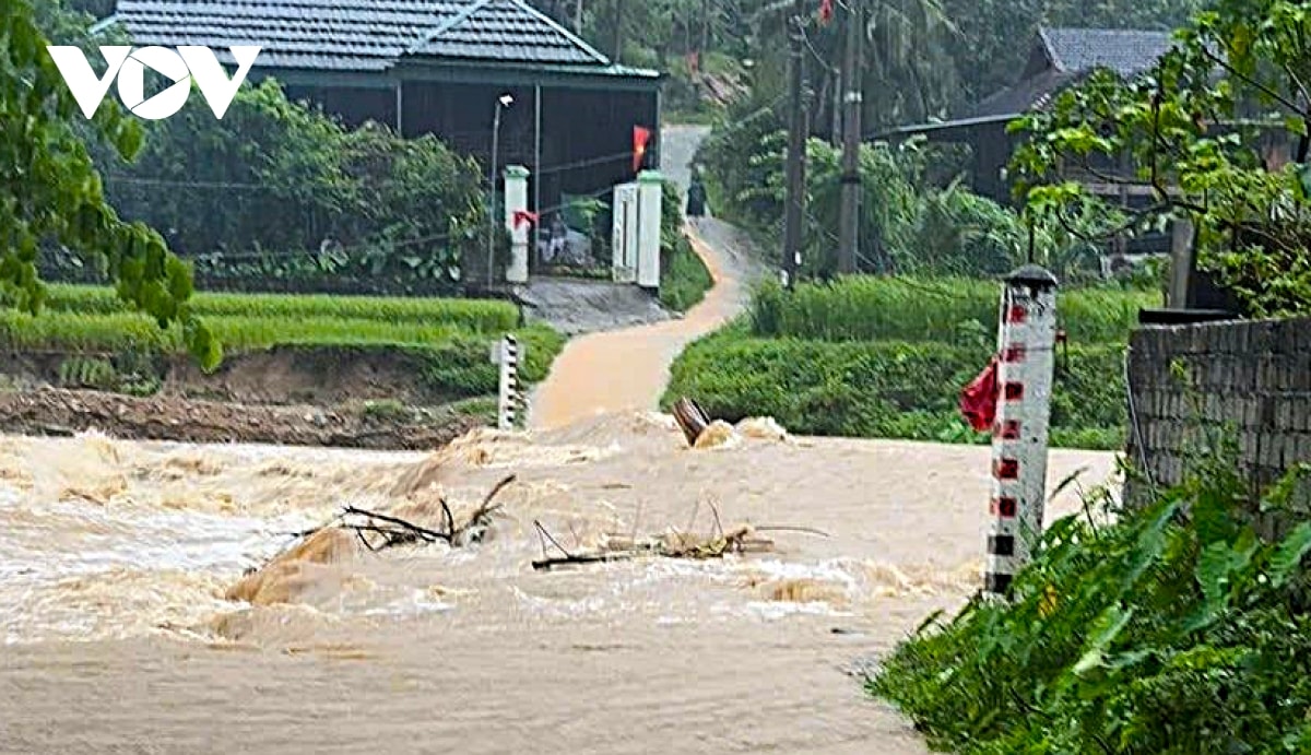 ngap ung, sat lo khien nhieu ban vung cao o nghe an bi co lap hinh anh 2