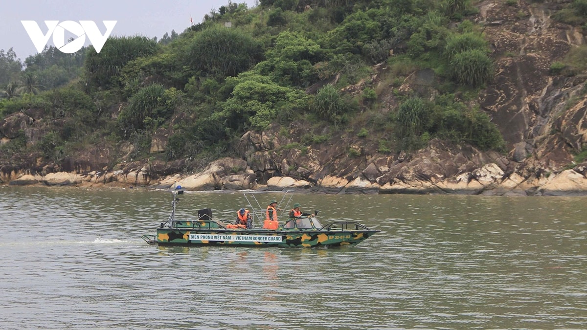 8 ngu dan gia lai mat lien lac ngoai khoi, mot tau mac can o truong sa hinh anh 1