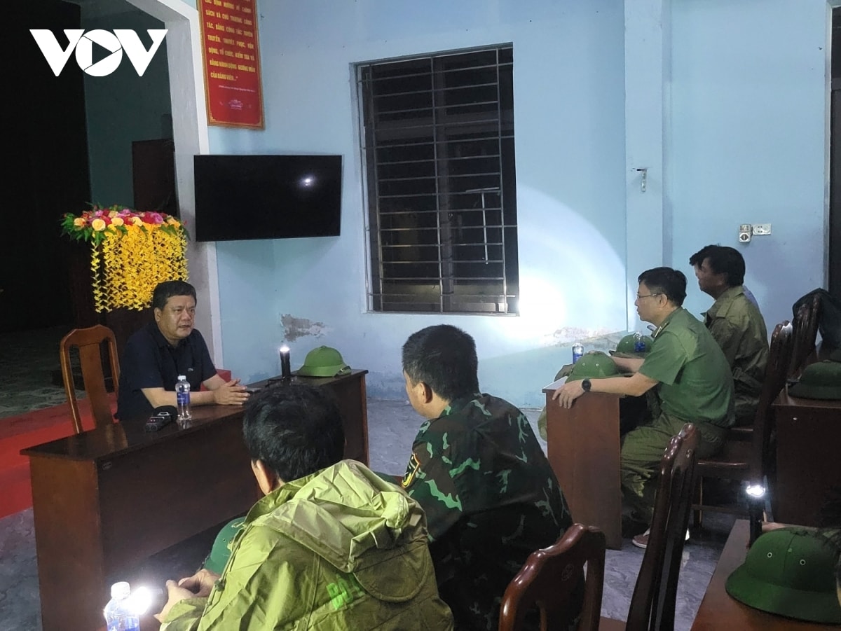 bao so 10 quet qua quang tri trong dem, nhieu nha toc mai, cot dien gay do hinh anh 2