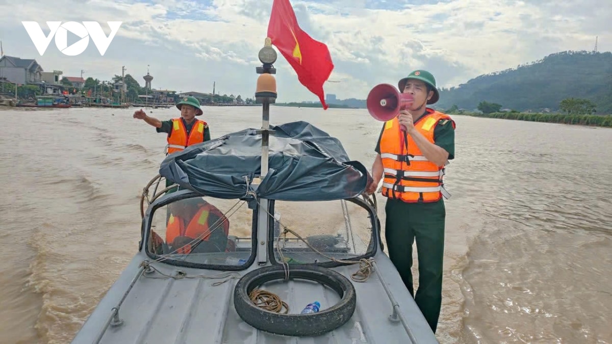 thu tuong yeu cau khan truong khac phuc hau qua bao so 10 va mua lu hinh anh 1