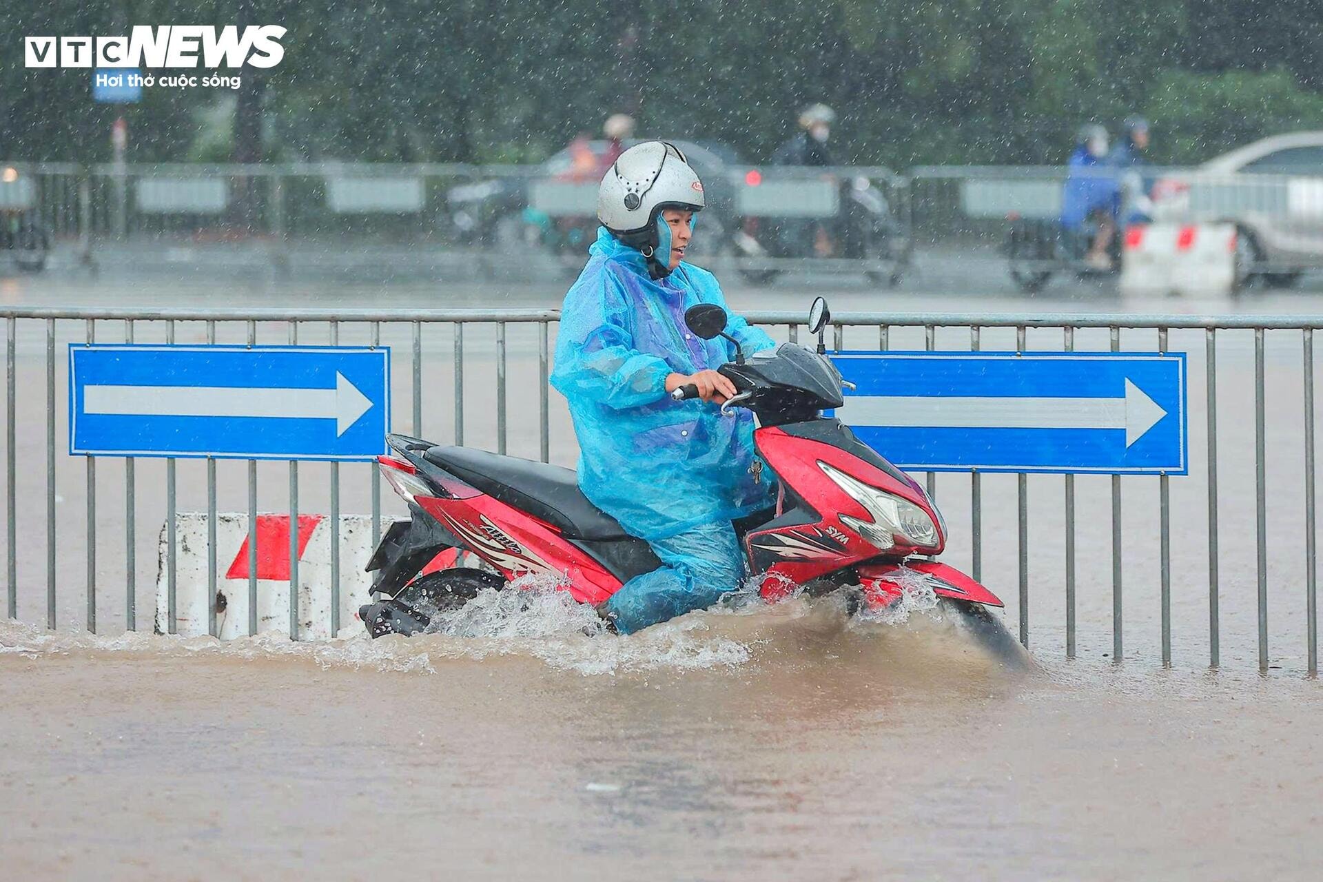 Hà Nội mưa xối xả, nhiều nơi miền Bắc ngập quá đầu sau bão số 10 - 7