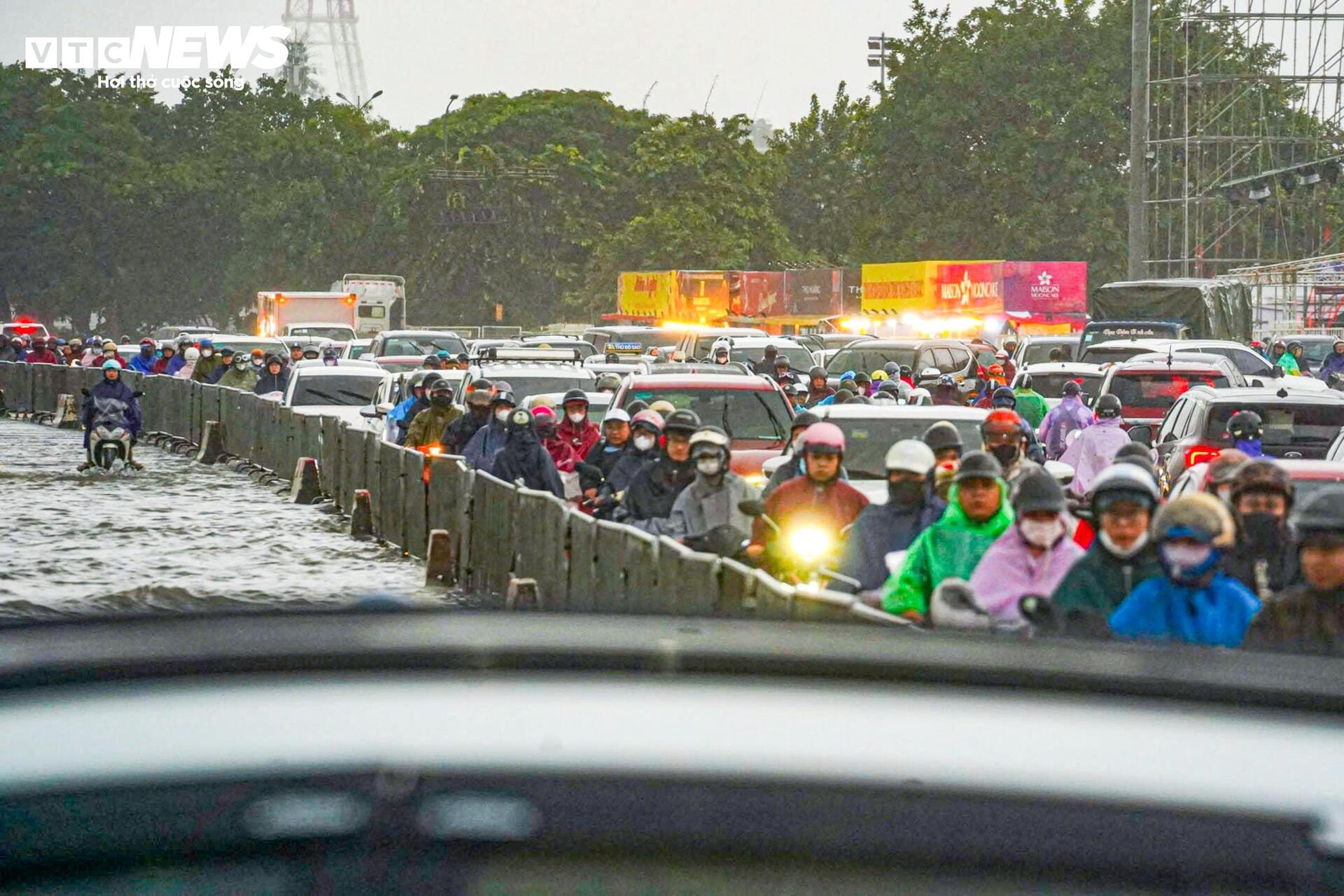 Hà Nội mưa xối xả, nhiều nơi miền Bắc ngập quá đầu sau bão số 10 - 8