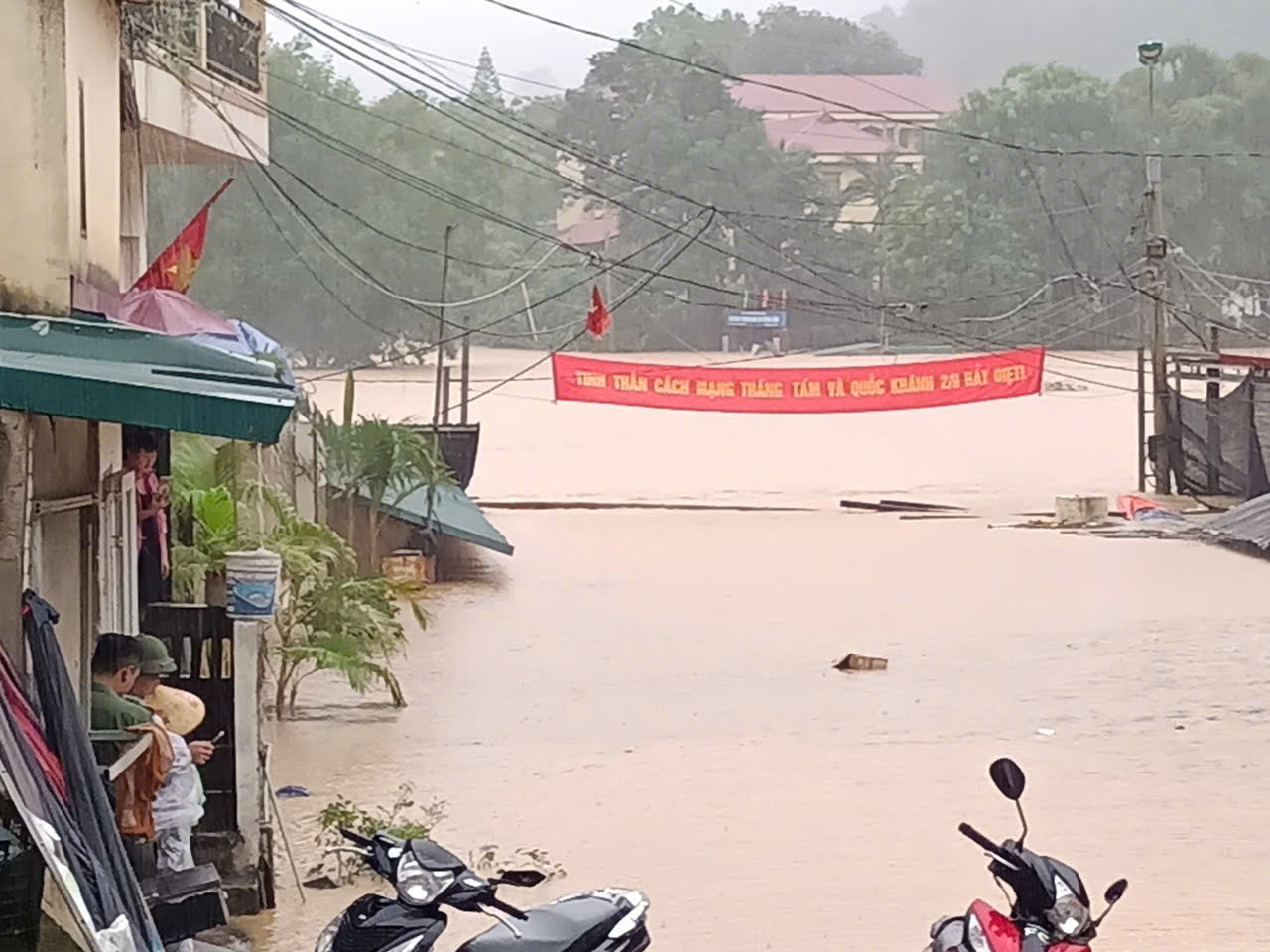 Nhiều xã ở Lạng Sơn bi ngập sâu, cô lập.