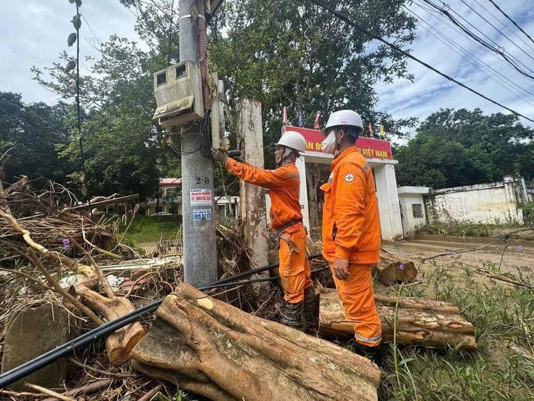EVN đã huy động nhân lực để khắc phục hậu quả của bão số 10. (Ảnh: EVN).