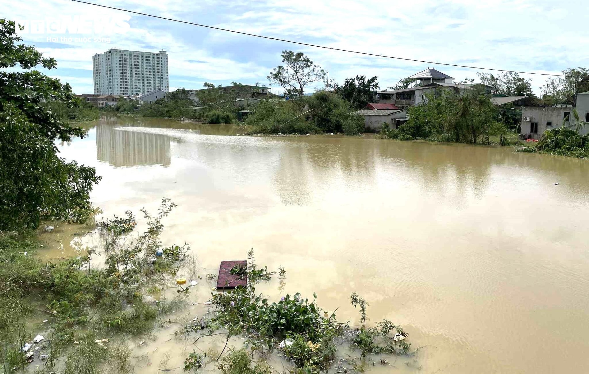 Những ngày qua, do ảnh hưởng của cơn bão số 10, trên địa bàn tỉnh Nghệ An xuất hiện mưa to đến rất to khiến nhiều khu vực từ miền núi đến đồng bằng chìm trong biển nước.